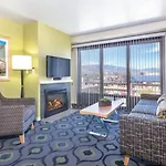 Enjoy All Reno Has To Offer In This 2Bd Resort Condo With Outdoor Pool Or Hot Tub