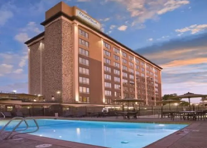 Enjoy All Reno Has To Offer In This 2Bd Resort Condo With Outdoor Pool Or Hot Tub