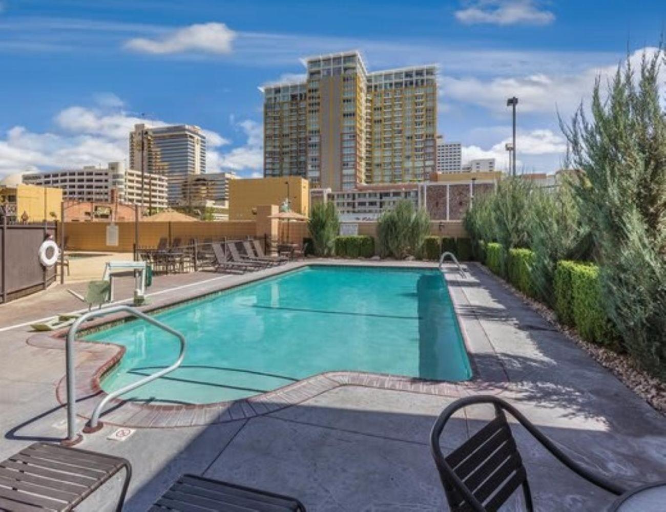Enjoy Has To Offer In 2bd With Outdoor Pool Or Hot Tub Holiday home *