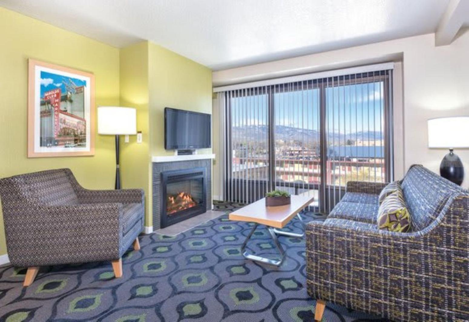 Enjoy Has To Offer In 2bd With Outdoor Pool Or Hot Tub Reno
