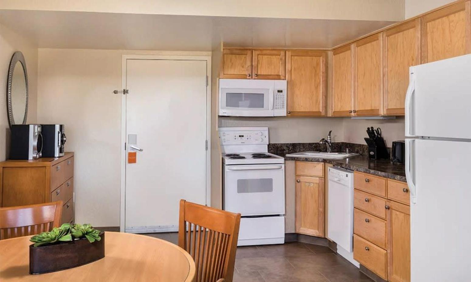 Enjoy Has To Offer In 2bd With Outdoor Pool Or Hot Tub